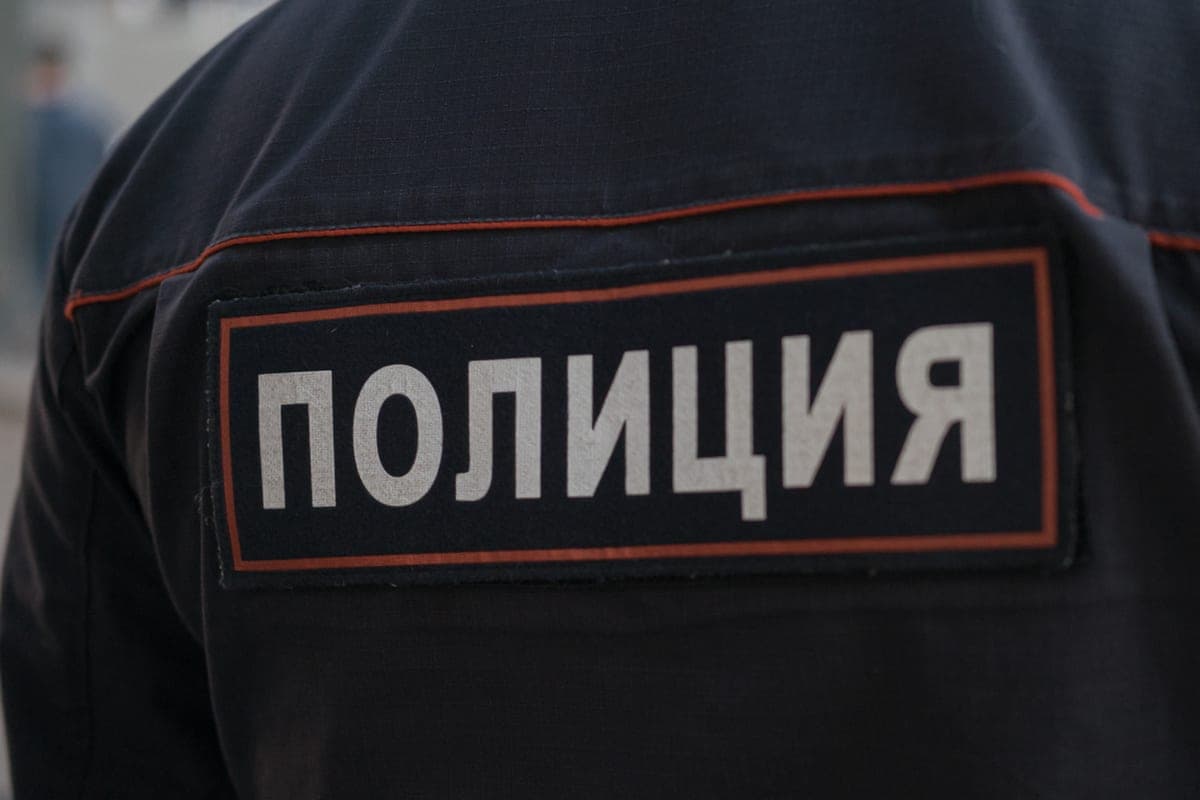 Verwundeter russischer Mann versteckte sich vor wütender Frau mit Messer am Nachbarn