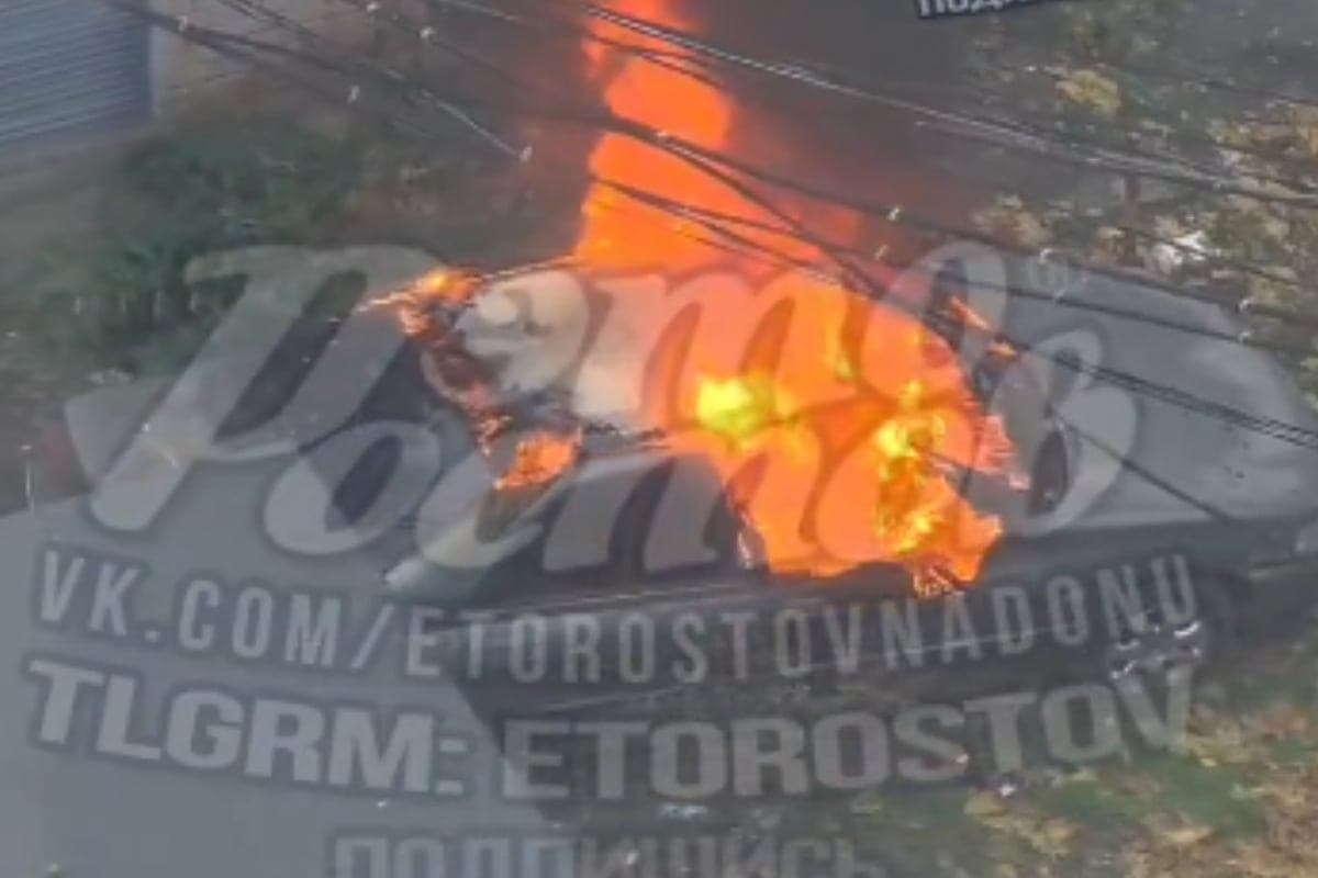 In the West in Rostov burned to the ground a car near a residential building