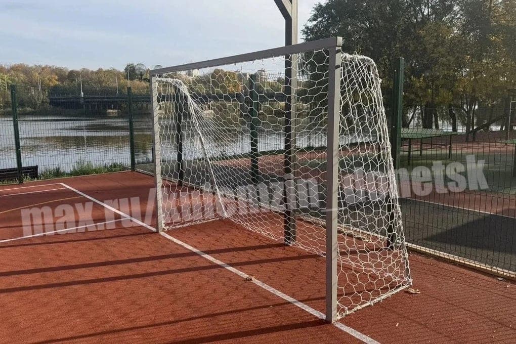 In Donetsk, restored damaged vandals sports equipment on the embankment