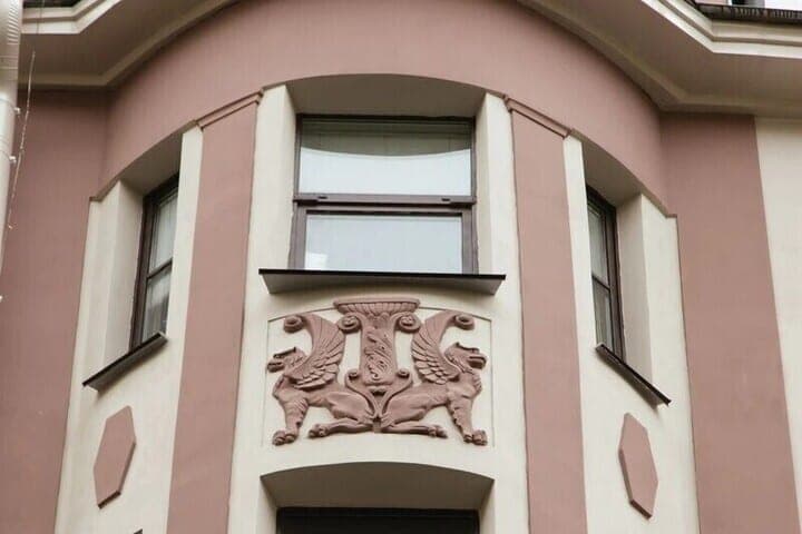 In the house of Zoshchenko on the Bolshoy Raznosnoy restored griffins
