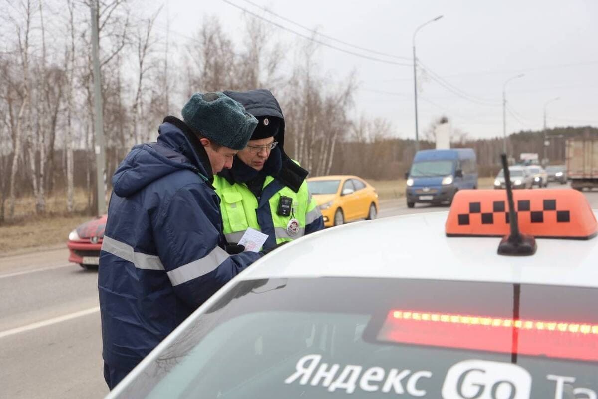 In Serpukhov überprüfen Sie die Sicherheit von Taxis