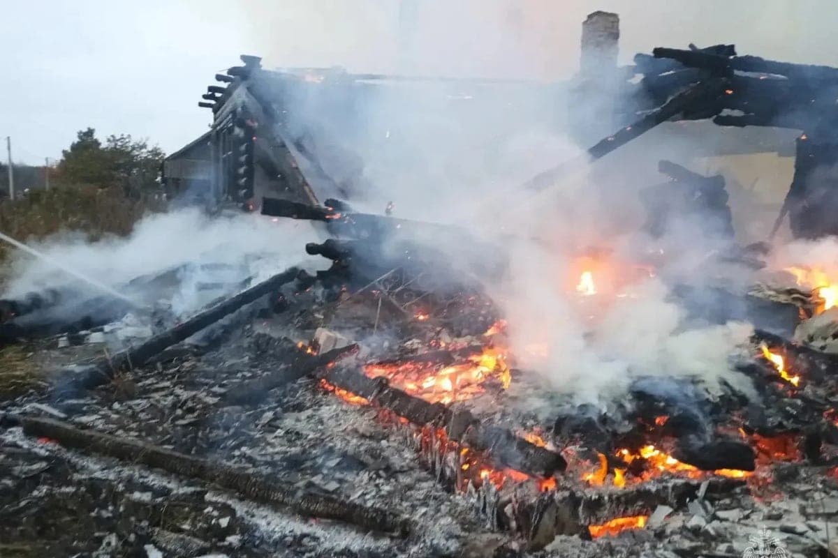 Нежилой дом сгорел в Тверской области