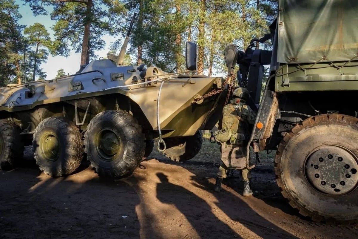 Rosgvardeyets worked out the evacuation and repair of armored vehicles in the Leningrad region