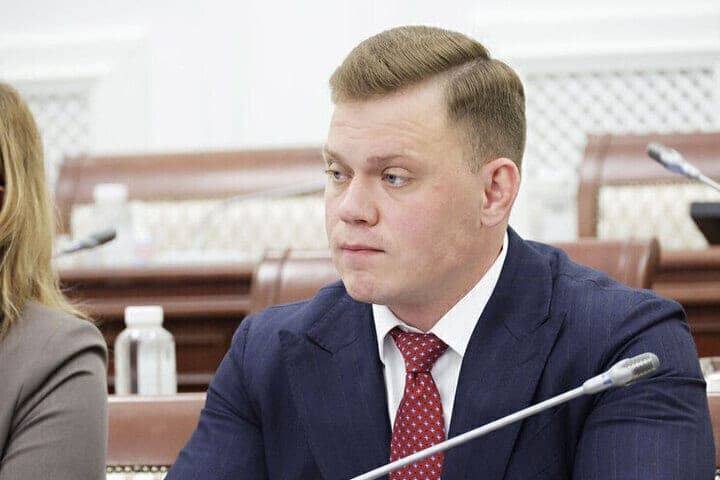 Black promised to find the nature of the smell of fuel oil in the air
