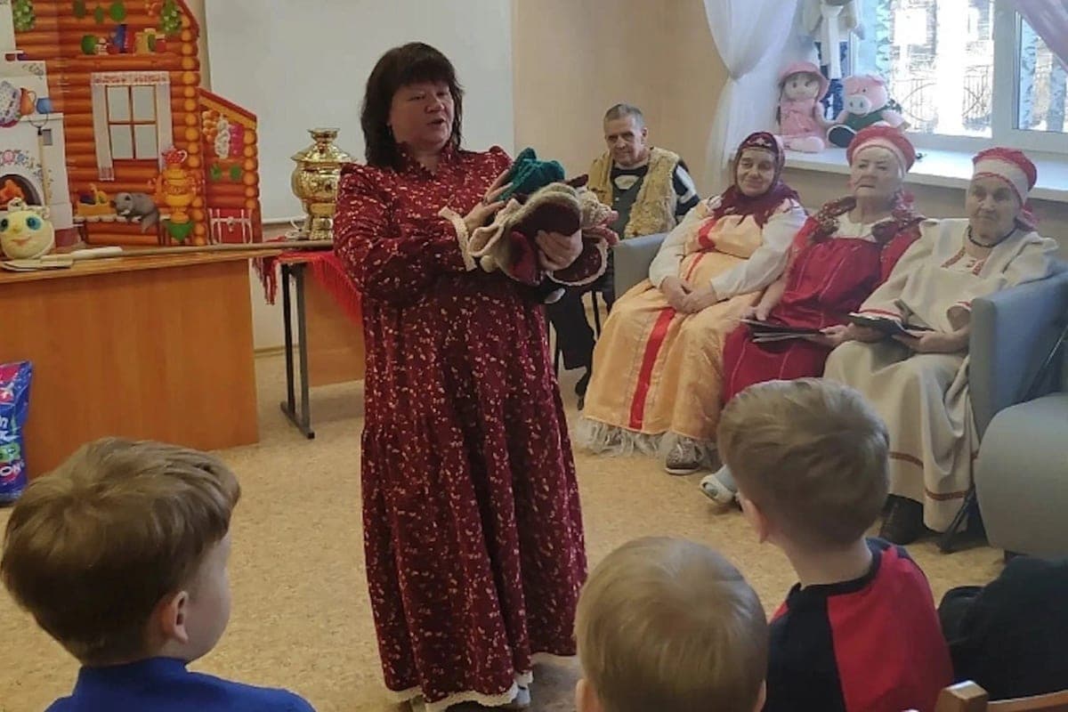 В Архангельской области пенсионеры стали сказочниками для детей