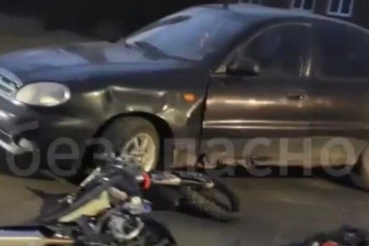 À Rasskazovo, un motocycliste sans permis a été hospitalisé après une collision avec ZAZ