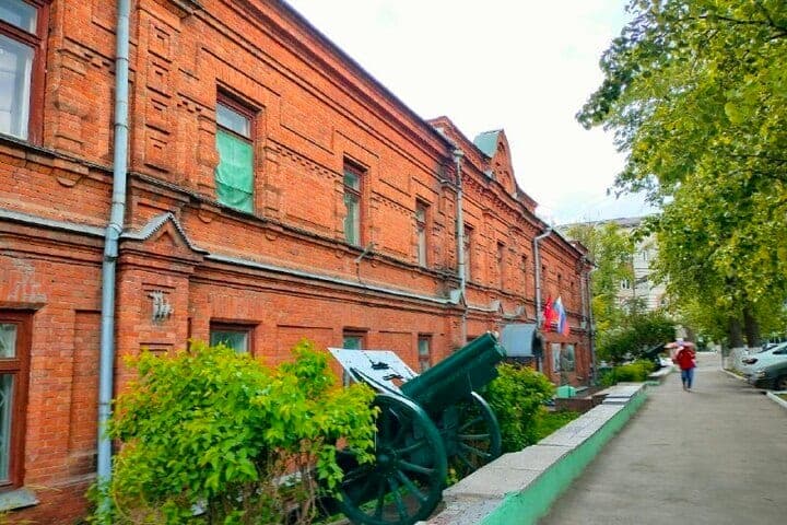 “Leaves en la rodilla y la basura”: Penza se quejó de la acera apilada y sobrecrecida cerca del museo de historia local