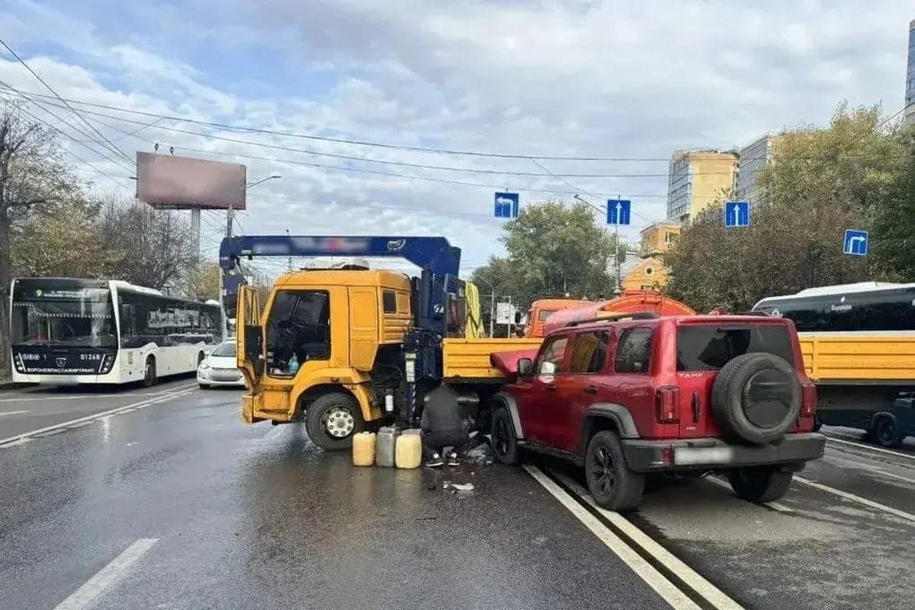 В Воронеже при столкновении манипулятора и «Танка» пострадали три человека