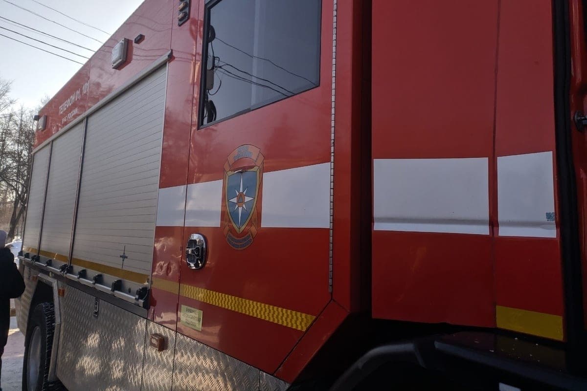 На пожаре в Череповце огнеборцы спасли шесть человек