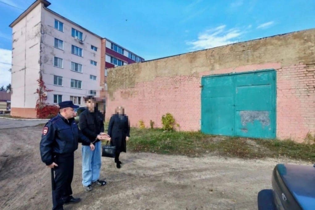 В Орловской области с поличным задержали курьера мошенников