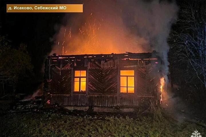 Огонь в Исаково: из-за непотушенной сигареты пострадал жилой дом, двое отправлены в больницу