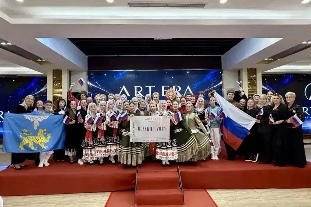 Михаил Ведерников поздравил псковские «Русские узоры» с победой в Китае