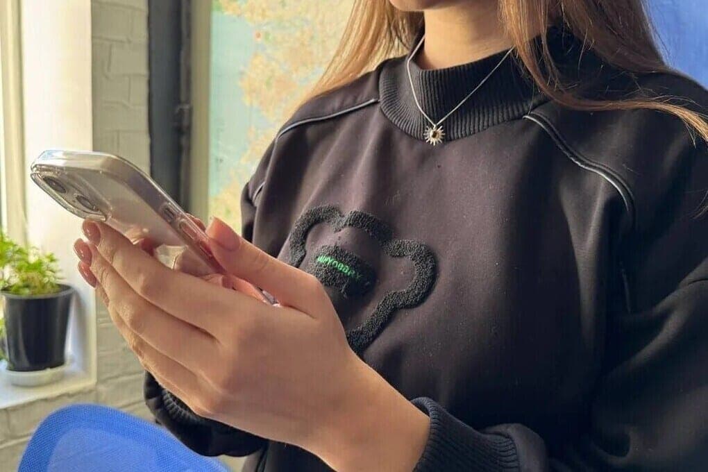 Петербургская проводница разбила 17-й айфон в щепки о голову коллеги