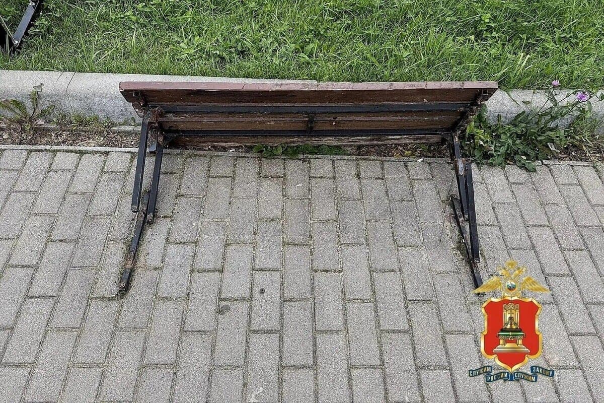 Полиция выяснила, кто повредил лавочки в сквере у ДК в Тверской области