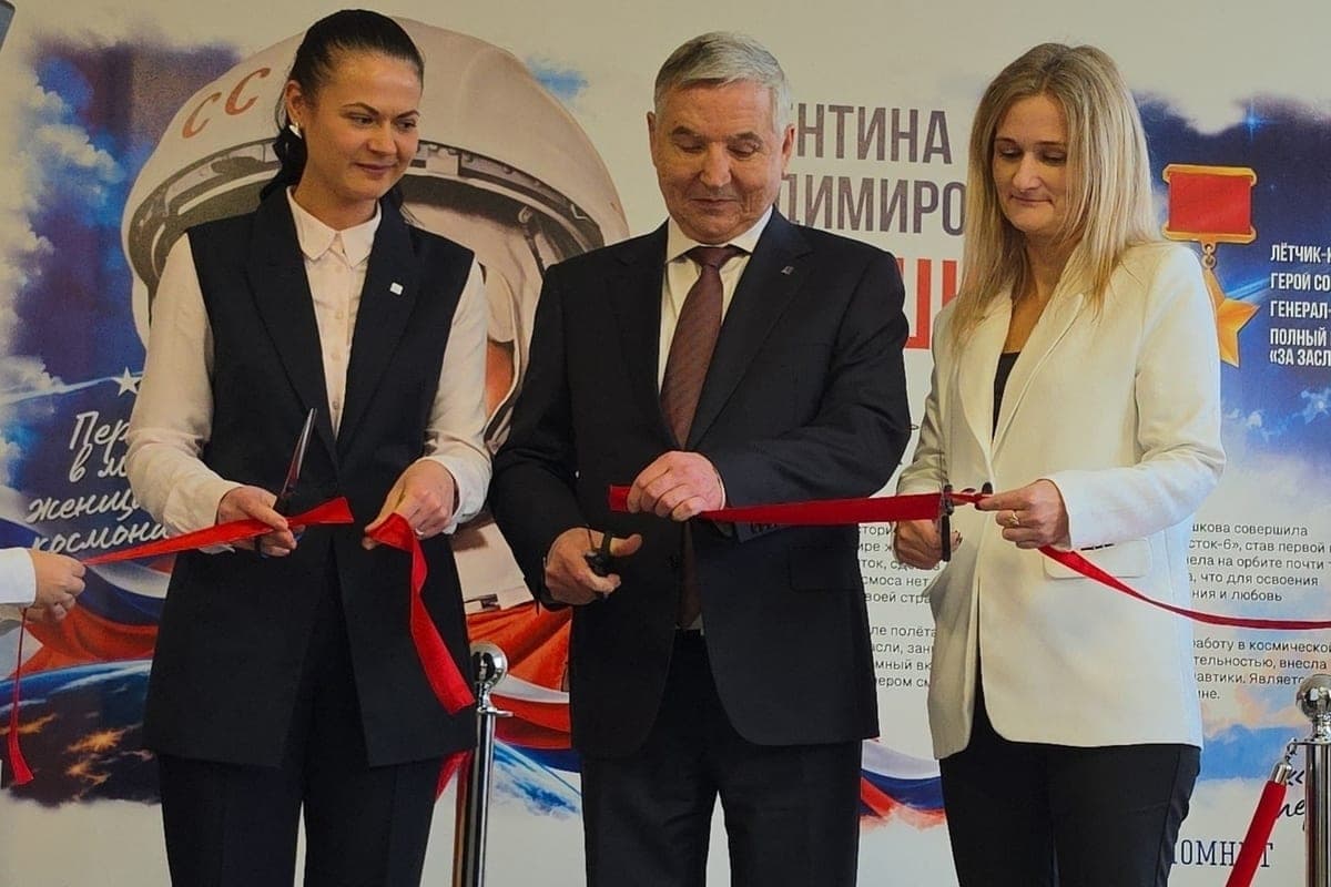 В апатитской гимназии №1 открыли мурал в честь первой женщины-космонавта