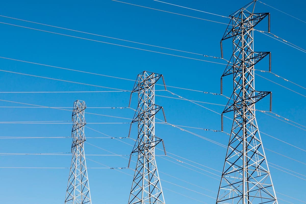 “Lipetskkenergo” presented a memo of caution near the power line