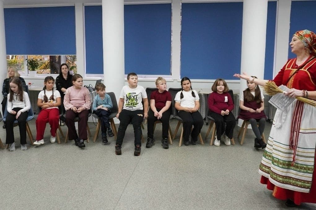 “Autumn” in the library “Rodnik”: schoolchildren plunged into the atmosphere of a national holiday