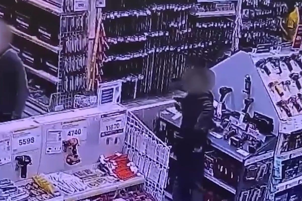 Видеокамеры помогли найти подозреваемого в краже винтоверта в Липецке