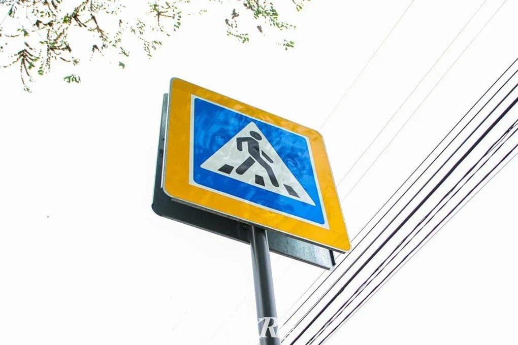 In Chita, a 15-year-old girl was injured under the wheels of a car