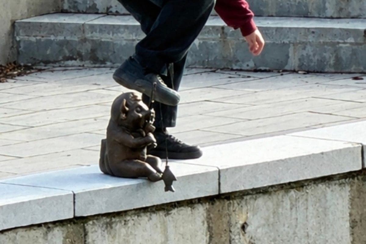 In the eagle tried to break new bronze bison
