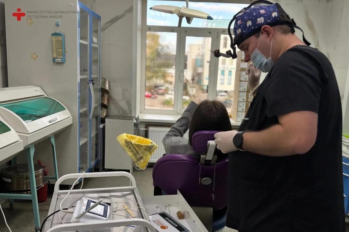 Over the weekend, the head dentist of Khakassia treated 100 children from the “waiting list”