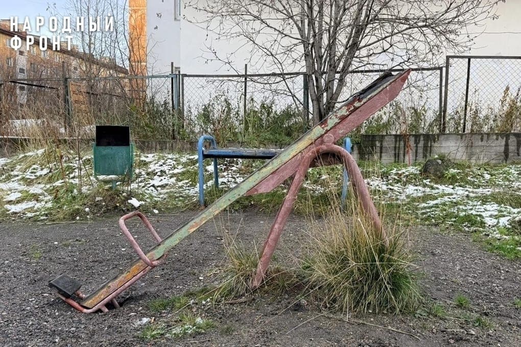 Broken children’s swing on the street Chumbarov-Luchinsky will be removed until November