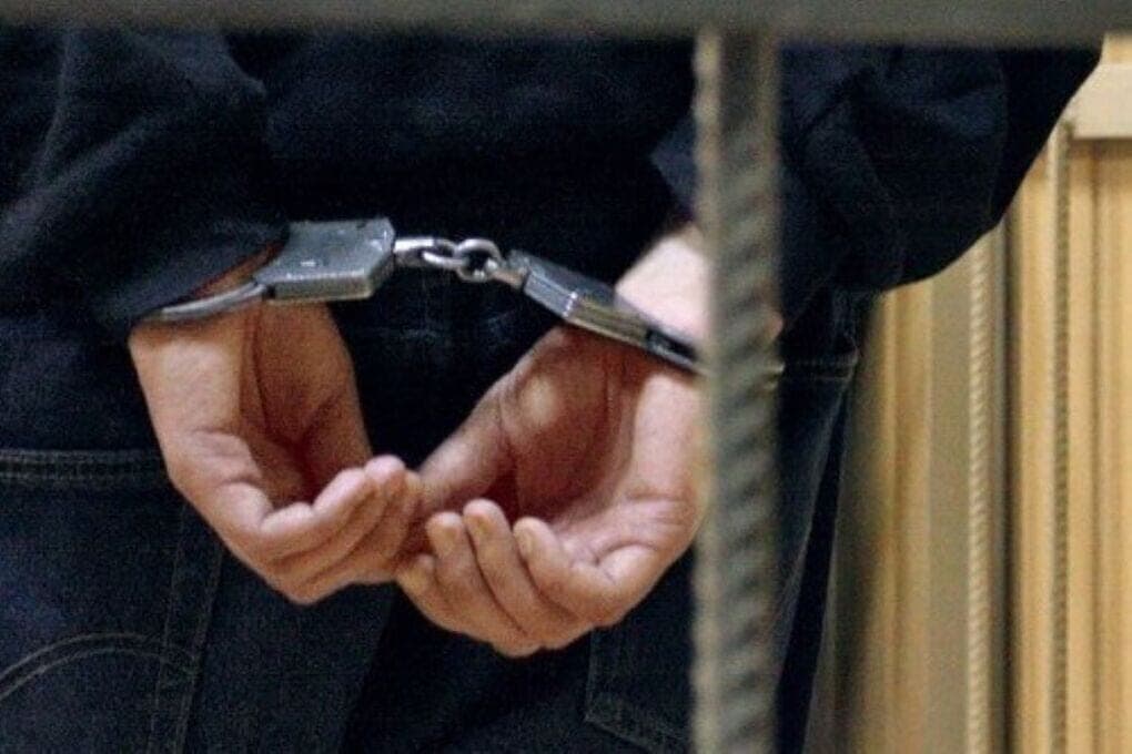 Школьницу по очереди растлевали сводный брат, сосед и отчим