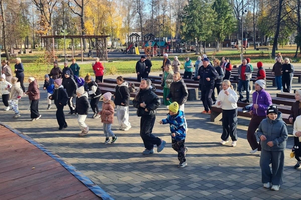 В Майском парке для брянцев провели зарядку в рамках проекта «Активное долголетие»