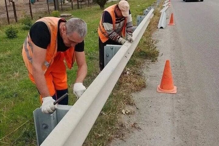 На трассах Запорожской области устанавливают барьерные ограждения