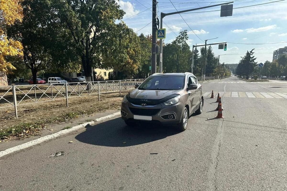 In the snow foreign car hit 11-year-old schoolgirl at the crossing