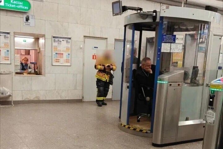 В петербургском метро временно приостановили движение в сторону Купчино