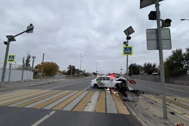 В Волгограде в результате наезда на бордюр пострадала пассажирка иномарки