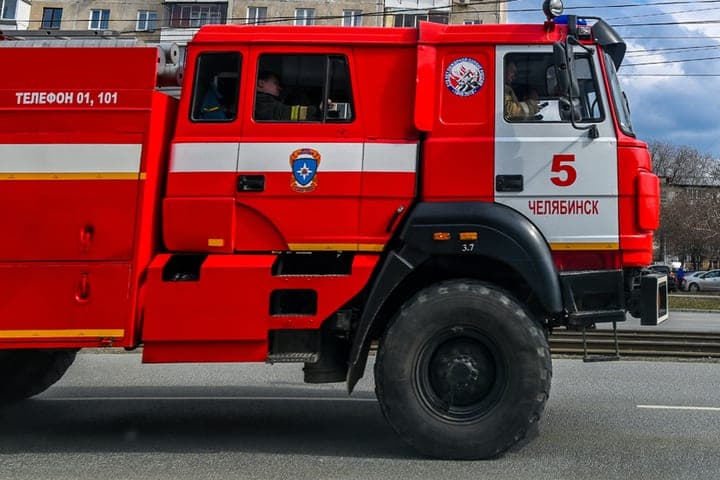 Крупный пожар тушили в частном секторе Челябинска