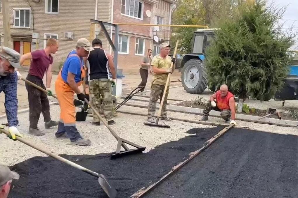 В райцентре Калмыкии завершили благоустройство очередной придомовой территории