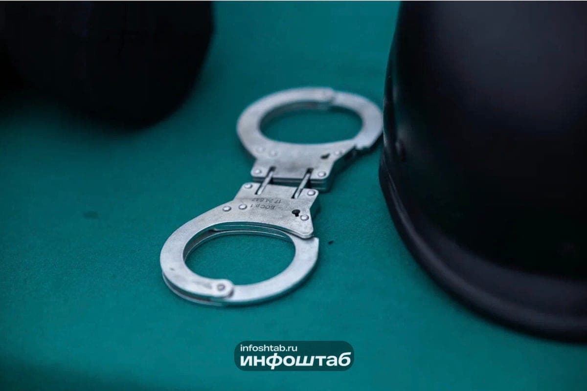 В Астрахани девушку арестовали за танец на дорожном знаке
