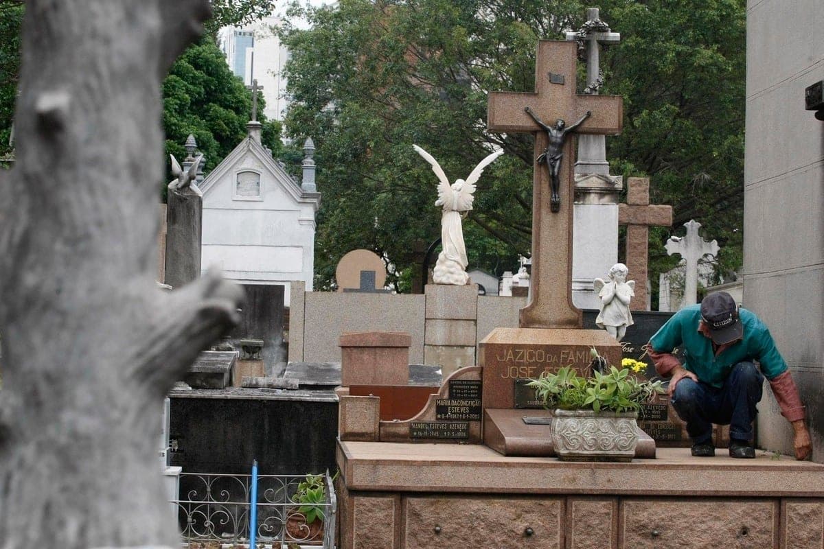 Мужчина упал в могилу отца в результате несчастного случая: неожиданно погиб