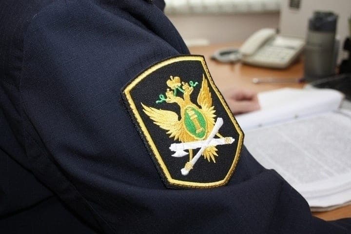 The employee who fell from the stairs sued 300 thousand rubles