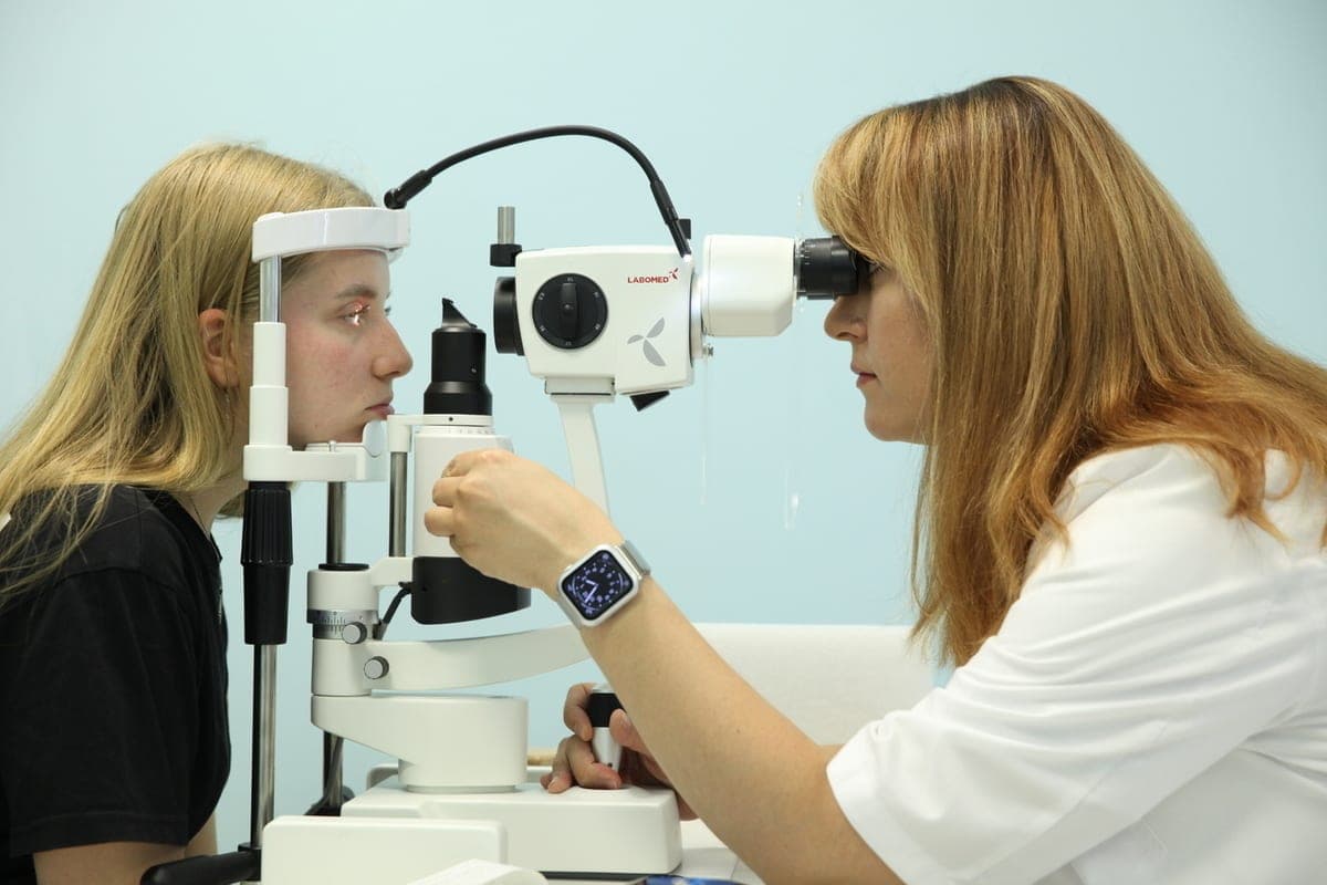 Ophthalmologist named 7 harmful to the eyes common daily habits