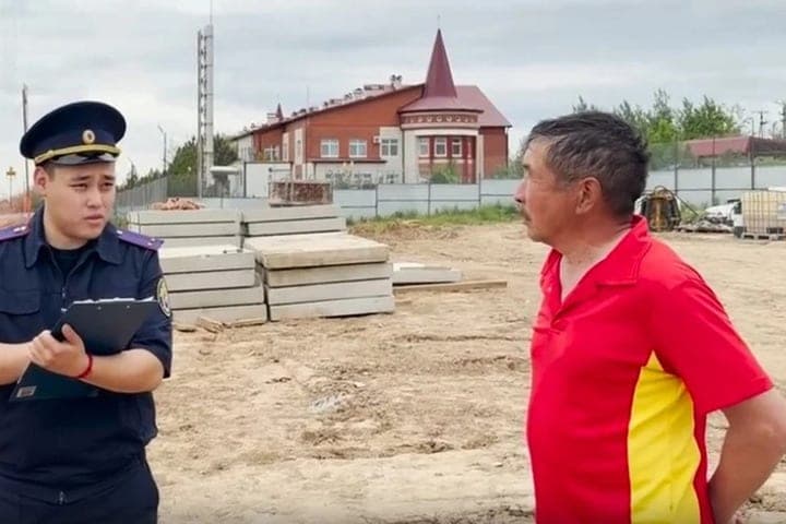Bauherren in Kalmückien dankten den Ermittlern für die Rückzahlung der Gehaltsschulden