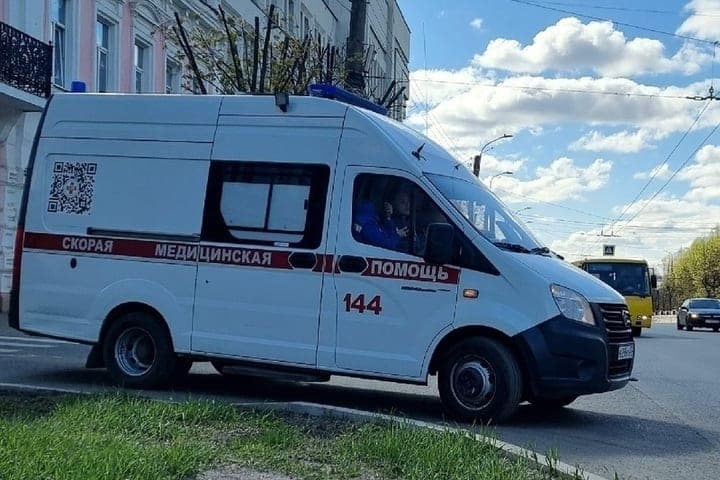 Das Kind fiel in einen offenen Brunnen auf der Straße Bauherren im Teppich