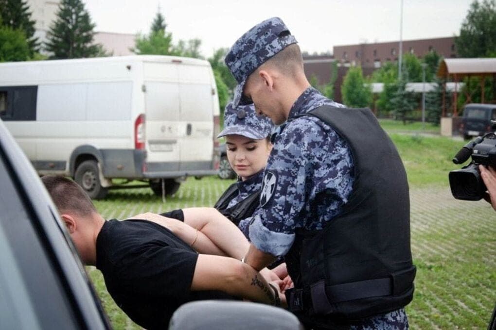 Penzenets staged a brawl in the bar to impress the Rosgvardeis