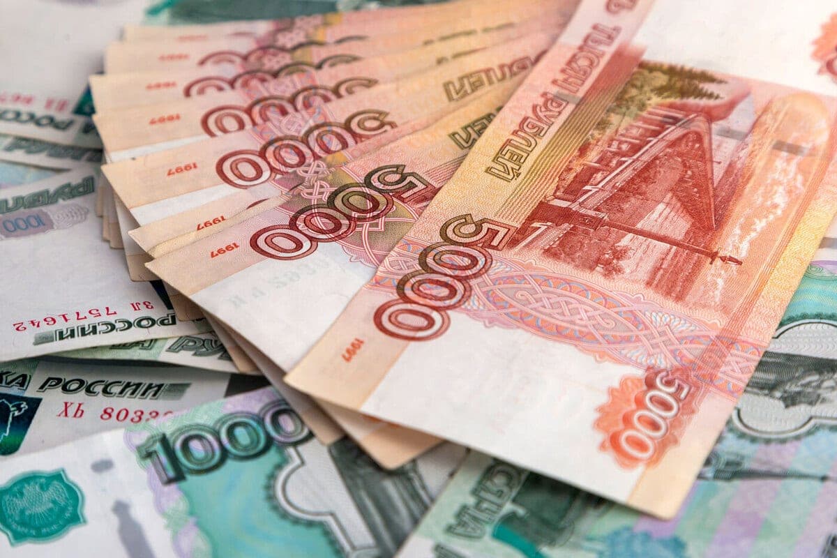 Больше половины работающих россиян останутся без новогодней премии