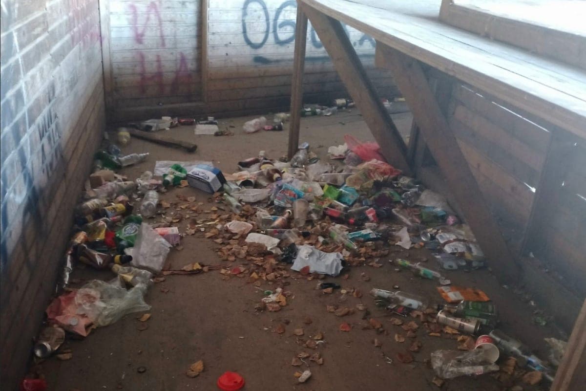 In Rovdino on the market find mountains of garbage after night meetings of young people