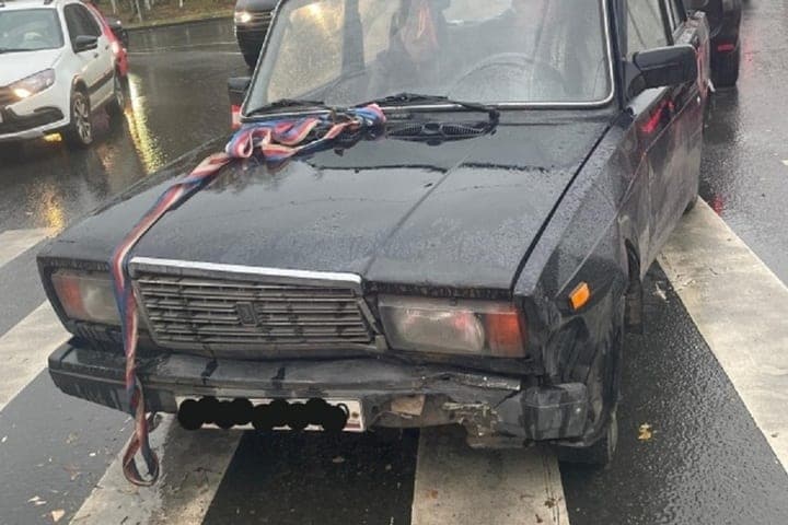 In Petrozavodsk, a pensioner on a towed “seven” provoked a mass accident