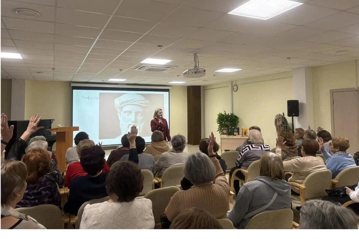 In the Pskov library named after Kurbatov pensioners told about the theater of Ancient Greece and the prevention of colds