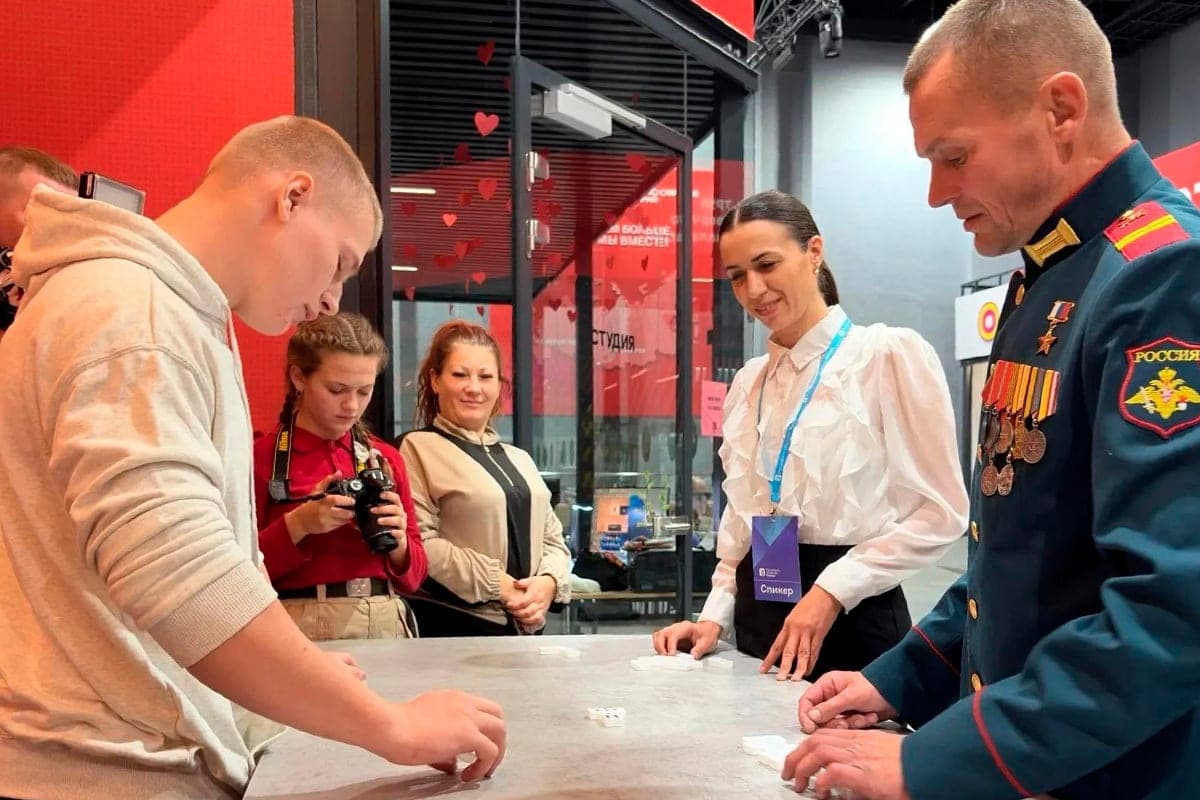Hero of Russia met with schoolchildren and students of Sverdlovsk