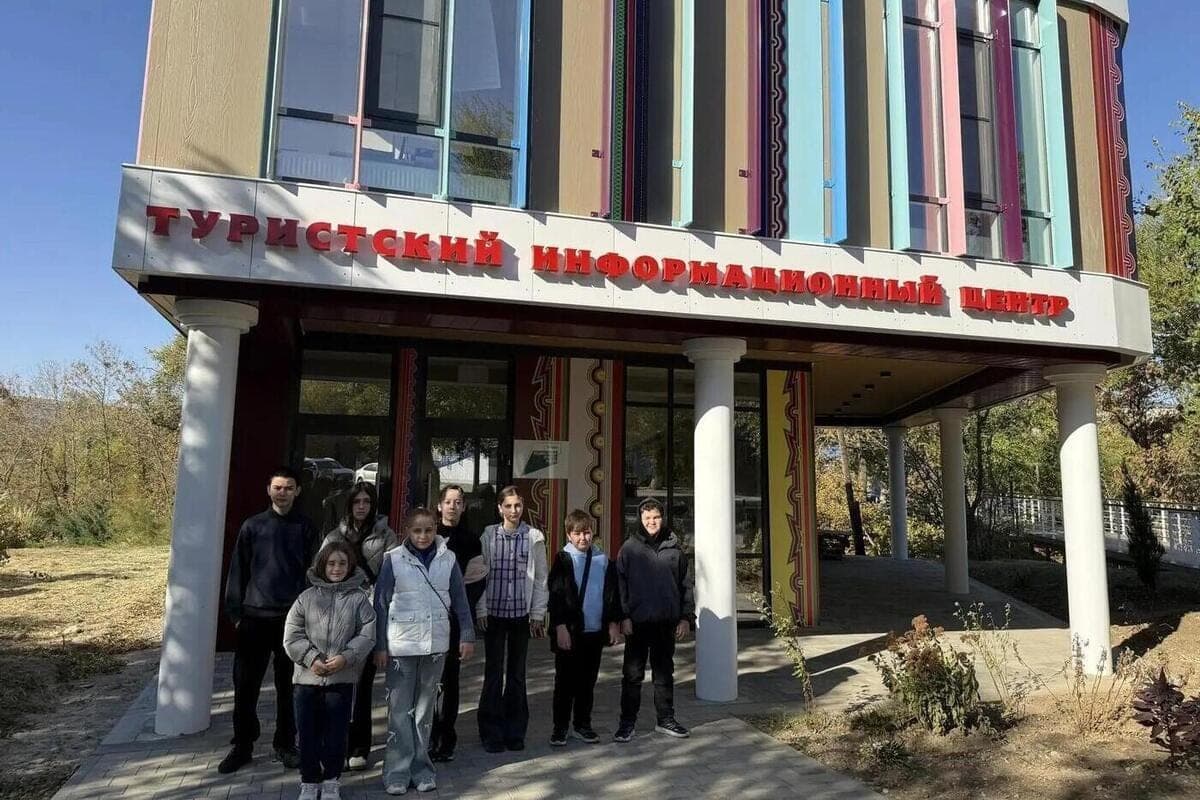 Для школьников Сарпинского района Калмыкии провели экскурсию по Элисте