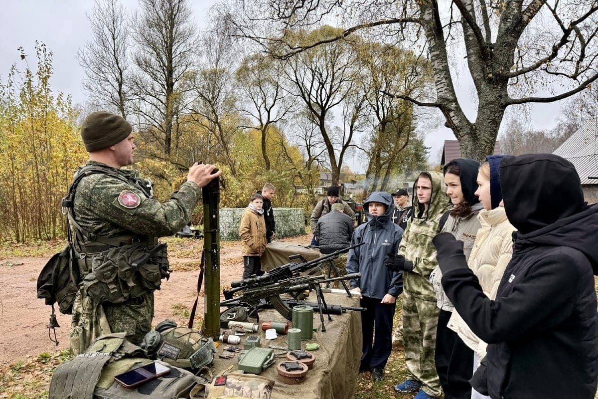 À Budogoshchi a tenu une formation militaire sur le terrain, consacrée au pilote-héros Grechishnikov