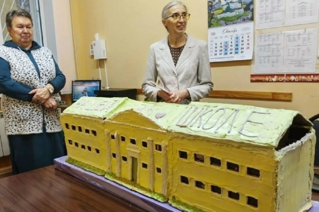 In Tutayev, students of an Orthodox school baked a cake in the form of their educational institution