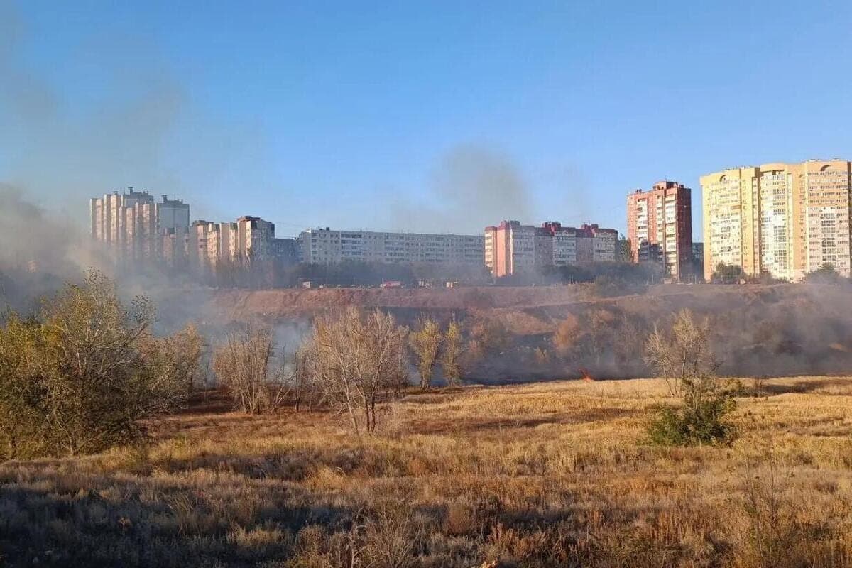 На севере Волгограда пожарные тушат горящий камыш